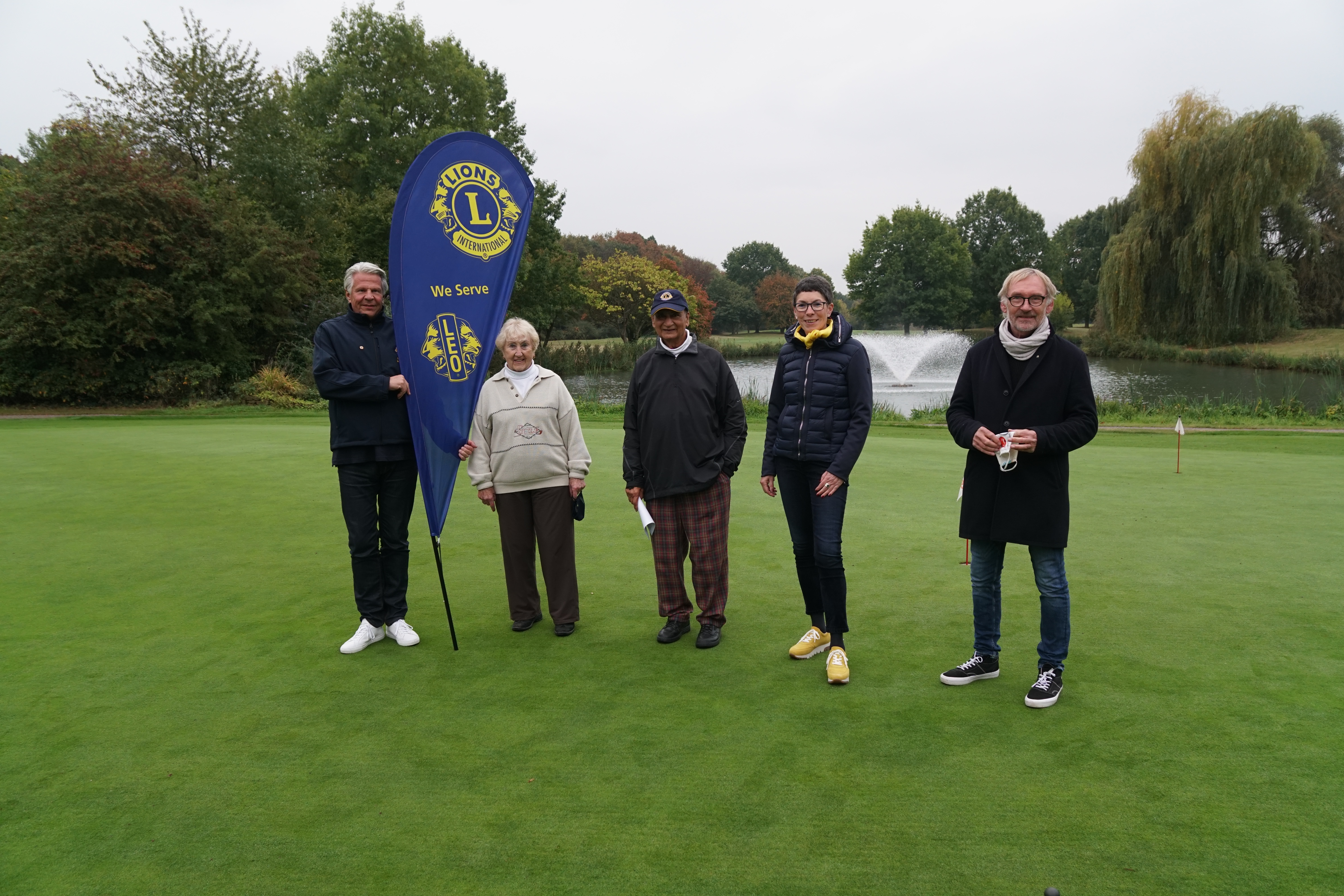 Lions-Präsident Peter Stepke, Frau und Herr Chaudhari, Lady Lions Präsidentin Andrea Meermann und Leiter des Friedensdorfs Wolfgang Mertens  